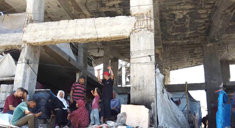 يعيش النازحون في غزة بين أنقاض المباني المدمرة.